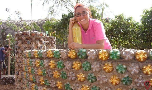 En 20 días, mujer boliviana construye casas de botellas PET para familias necesitadas