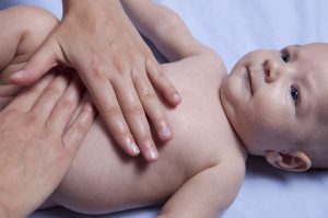 Shantala, la technique pour soigner les coliques du bébé