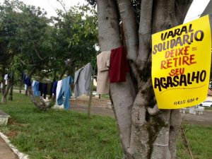 Solidarity clothesline to help those who need clothes in winter