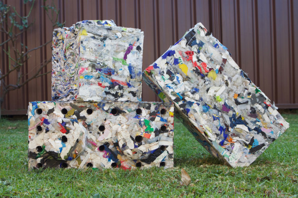 Une startup transforme les plastiques non recyclables en blocs de construction