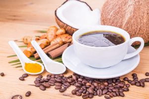 ¿Funciona el café con aceite de coco?