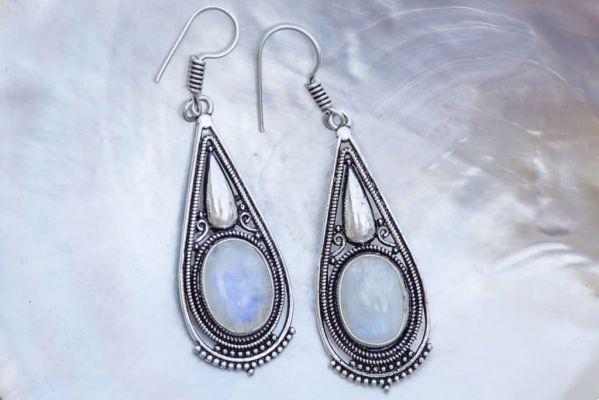 Moonstone and Sun Stone: the complementarity of duality