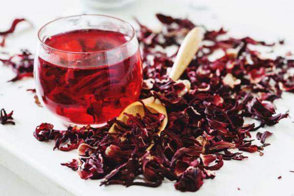 ¿Por qué deberías consumir té de hibisco con moderación?