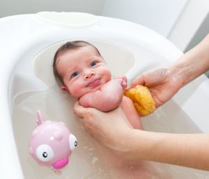 Qué hacer y qué no hacer al bañar a tu bebé