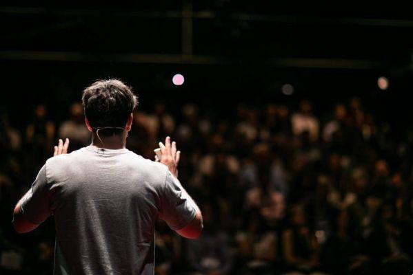 How to Be a Great Speaker: 4 Master Tips!