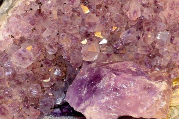¿Cuál es la energía de la piedra amatista?