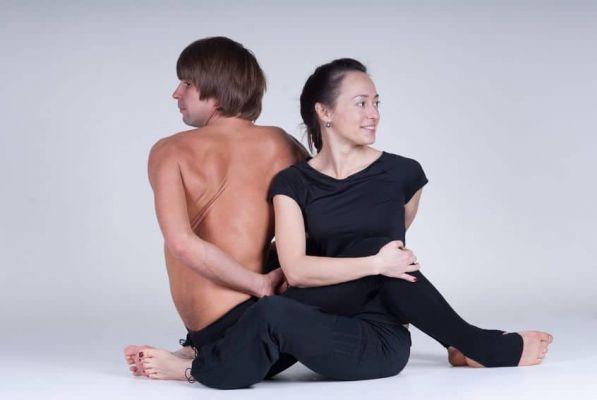 6 posturas de yoga para hacer en pareja