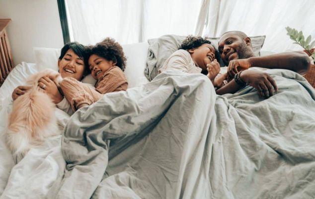 Enfants qui dorment avec leurs parents : le lit chaud et dangereux de maman