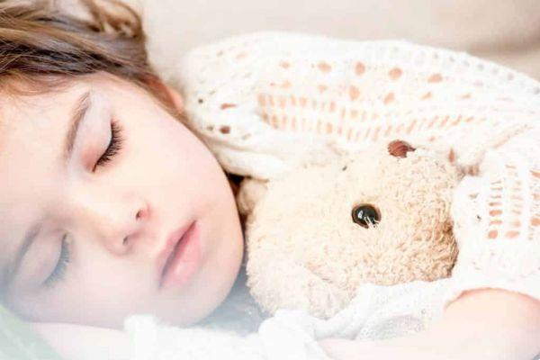 Niños que duermen con sus padres: la cama cálida y peligrosa de mamá