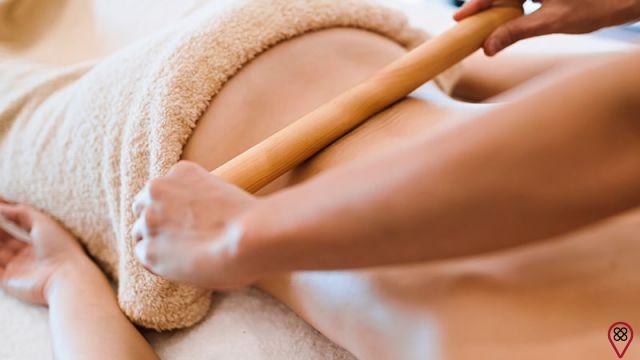 Proceso de masaje holístico con bambúterapia