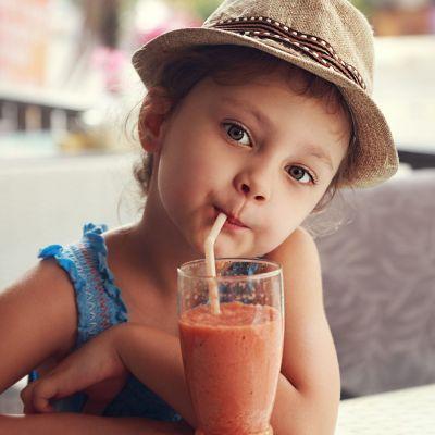 Fruit juice: to offer or not to the child?