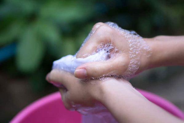 Learn how to make natural liquid soap to wash your clothes