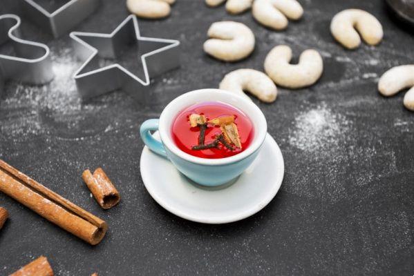 Bebida antioxidante: té de hibisco con canela y jengibre