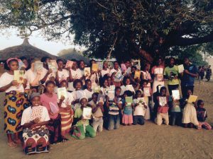 Los niños africanos consiguen el cuaderno para escribir